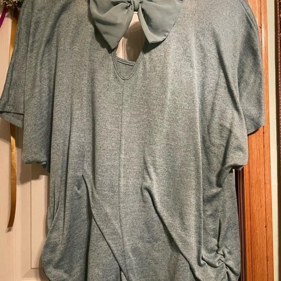 Flattering plain Jane top - Picture 3 of 3